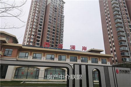 明湖中学附近平湖花苑4室2厅2卫有储藏室车位，送阁楼